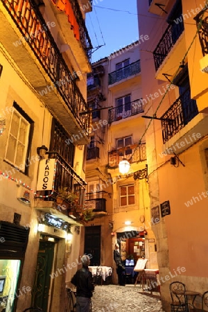 Eine von vielen engen Gassen im Quartier Alfama in der Altstadt von Lissabon  in Portugal.