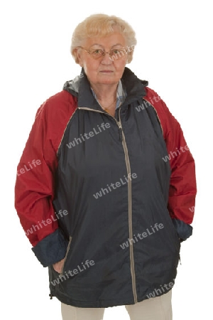 Seniorin mit Regenjacke - freigestellt auf weissem Hintergrund