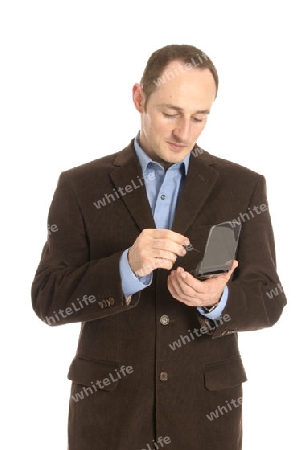 junger Mann in braunem Anzug und PDA