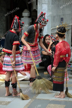 Traditionelle Taenzerinnen tanzen beim Wat Phra That Doi Suthep Tempel in Chiang Mai im Norden von Thailand. 