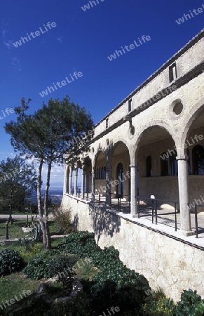 Der Innenhof des Kloster Santuari de la Mare de Deu de Cura auf dem Berg Puig de Randa im Zentrum der Insel Mallorca einer der Balearen Inseln im Mittelmeer. 