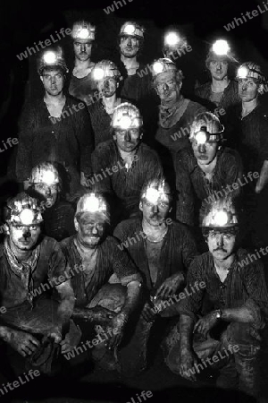 Gruppenfoto von Bergleuten einer Schicht