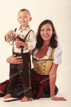 Mutter und Sohn in bayerischer Tracht 