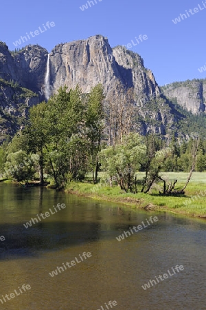 typische Landschaftsform mit Merced River im Yosemite Nationalpark, Kalifornien, USA