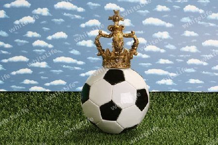 Fussball mit Krone mit Himmel als Hintergrund
