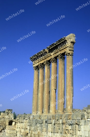 Die sechs Seulen in den Ruinen von Baalbek im osten von Lebanon im Mittleren Osten in Arabien.