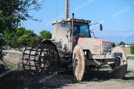 Traktor nach der Arbeit im Reisfeld