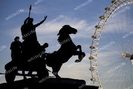 London - Boudica Skulptur und London Auge