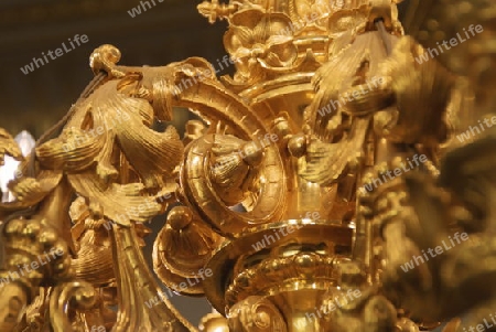 Detailaufnahme eines goldenen Kronleuchters