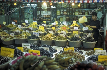 Der Souq oder Markt in der Medina der Altstadt von Aleppo im Norden von Syrien im Nahen Osten.