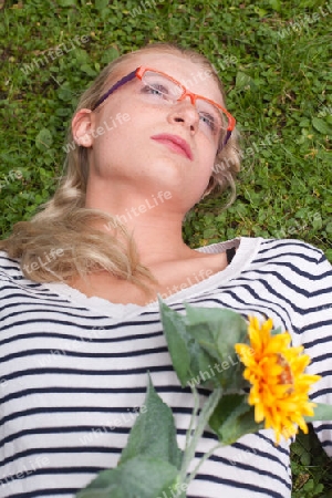 Portrait eines blonden M?dchens mit Brille und Sonnensprossen