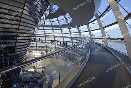 Innenraum mit verspiegelter Mittels?ule der Reichstagskuppel, Reichstag Berlin, Architekt Sir Norman Foster, Berlin, Deutschland, Europa
