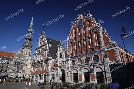 Der Kirchturm der Petrikirche und das Schwarzhaeupterhaus am Rathausplatz in der Altstadt in Riga, Lettland  