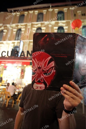 Ein Tourist beim lesen einer Menuekarte in einem Restaurant im Chinatown und Altstadt von Singapur im Inselstaat Singapur in Asien.