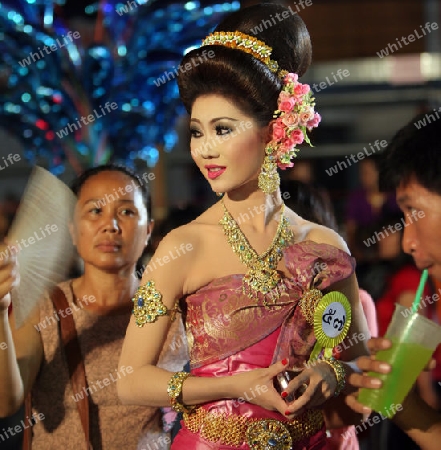 Eine Miss Kandidatin anlaesslich der Miss Wahl beim Bun Bang Fai oder Rocket Festival in Yasothon im Isan im Nordosten von Thailand. 