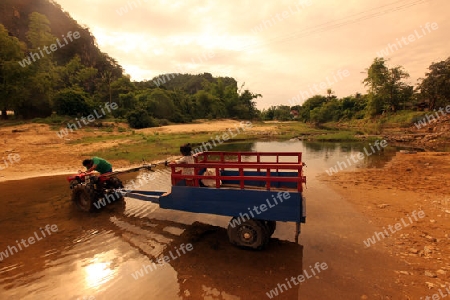 Ein Traktor in der Huegellandschaft an der Landstrasse 12 zwischen der Stadt Tha Khaek und dem Dorf Mahaxai Mai in zentral Laos an der Grenze zu Thailand in Suedostasien.