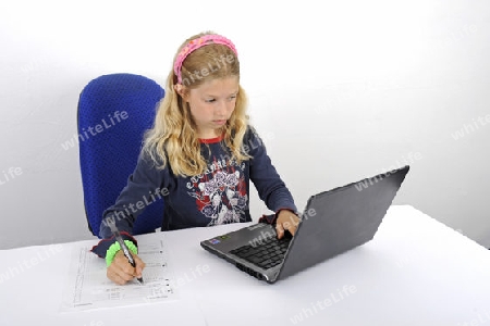junge Sch?lerin nacht Hausaufgaben mit einem Laptop