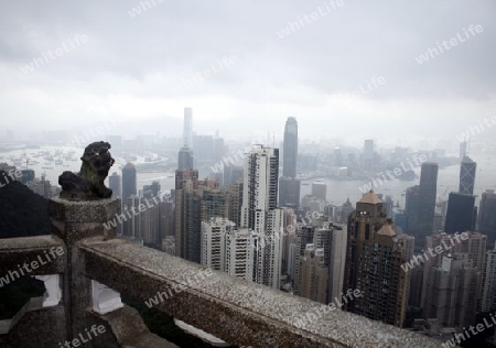 Skyline von Hongkong vom Peak aus gesehen ueber den Hafen