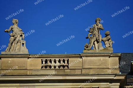 Neues Schloss Stuttgart - Statuen auf dem Dach