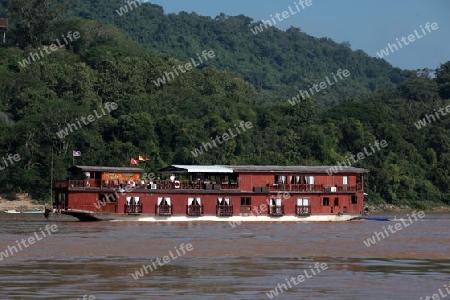 Ein Schiff auf dem Mekong River bei Luang Prabang in Zentrallaos von Laos in Suedostasien.  