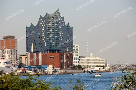 Hamburger Hafenansicht mit Elbphilharmonie