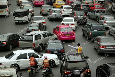 Der Strassenverkehr im Zentrum von Bangkok der Hauptstadt von Thailand in Suedostasien.