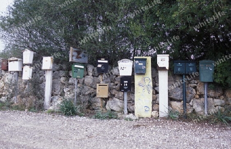 Ein Breifkasten vor einem Privatsitz  in der Landschaft im Zentrum der Insel Mallorca einer der Balearen Inseln im Mittelmeer.   