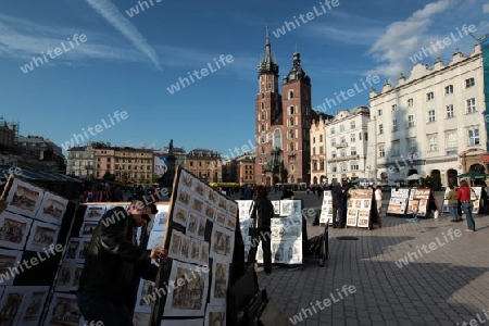 Der Rynek Glowny Platz mit der Marienkirche in der Altstadt von Krakau im sueden von Polen. 