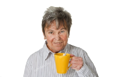 Seniorin mit Tasse freigestellt auf weissem Hintergrund