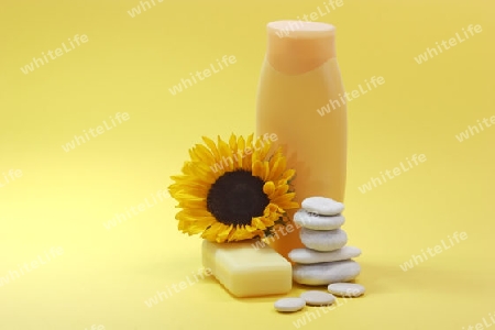 Badezusatz mit Sonnenblume auf gelbem Hintergrund