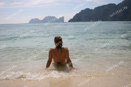junge Frau am Strand von Koh Pi Pi in Thailand 