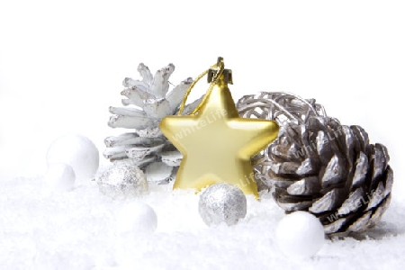 Weihnachten, Dekoration Tannenzapfen, Weihnachtskugel als Stern gold und weiss