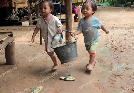 Zwei Kinder holen Wasser beim Dorf Fang noerdlich von Chiang Mai im Norden von Thailand.  (KEYSTONE/Urs Flueeler) 