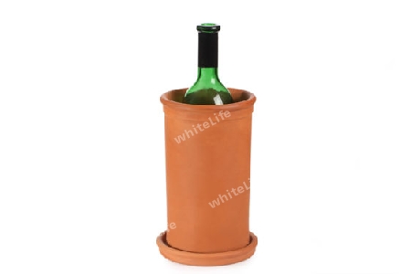 Weinkuehler mit Weinflasche freigestellt auf weissem Hintergrund