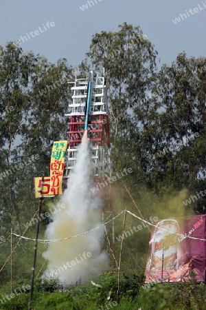 Eine Rakete startet beim Bun Bang Fai oder Rocket Festival in Yasothon im Isan im Nordosten von Thailand. 