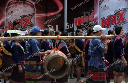 Ein Musiker einer  traditionellen Tanz Gruppe zeigt sich an der Festparade beim Bun Bang Fai oder Rocket Festival in Yasothon im Isan im Nordosten von Thailand. 