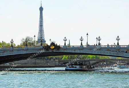 Eiffelturm und Transportsschiff auf der Seine