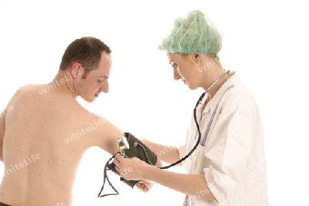 Krankenschwester und Patient beim Blutdruck messen