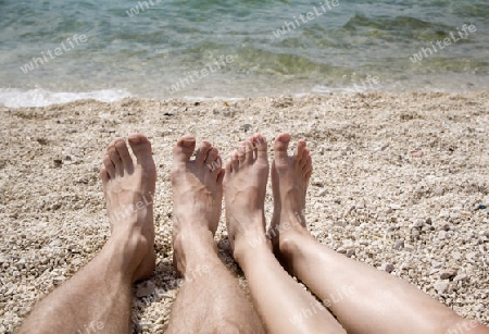 F??en den Mann und Frau auf dem Strand