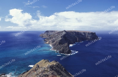 Die Kuesten Landschaft mit der Insel Ilheu de Baixo im sueden der Portugiesischen Insel Porto Santo bei Madeira im Atlantischen Ozean