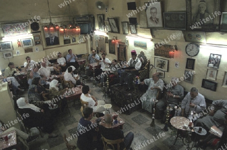 Der Geschichtenerzaehler Abu Shady im Cafe An Nafura im Souq oder Markt in der Altstadt und Hauptstadt von Syrien und Grossstadt von Damaskus in der uebersicht, Syrien 