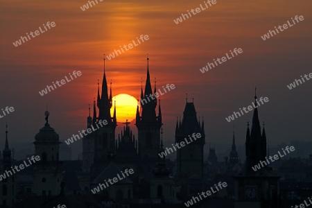 Teynkirche bei Sonnenaufgang,  Prag,  Altstaedter Ring, Altstadt, Tschechien, Europa, Boehmen, Europa