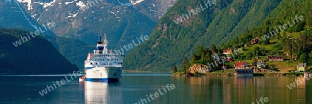 Kreuzfahrtschiff im Fjord