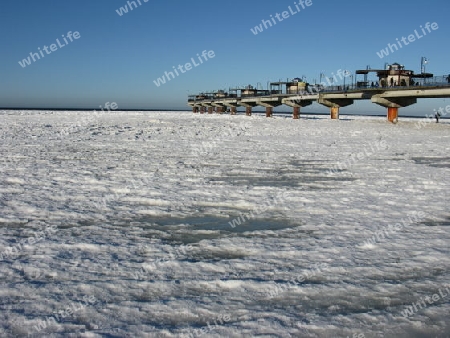 Seebrücke im Eis