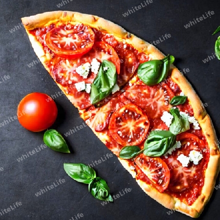 pizza mit tomaten