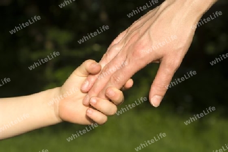 Hand der Mutter und der Tochter