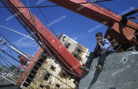 Ein gestrandetes Frachtschiff im Marmara Meer im Stadtteil Sultanahmet in Istanbul in der Tuerkey