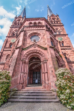 Die Johanneskirche ist eine katholische Kirche in Freiburg im Breisgau. Sie wurde 1899 eingeweiht und befindet sich im Stadtteil Wiehre. Um die Kirche herum wurden weitere historisierende repräsentative Bauten errichtet. (Quelle: Wikipedia)