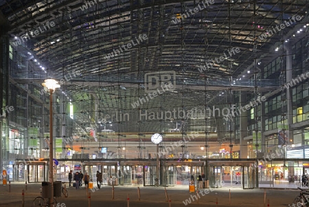 Vorderes Portal, Haupteingang Hauptbahnhof Berlin, Lehrter Bahnhof, am Abend, Berlin, Deutschland, Europa, oeffentlicherGund