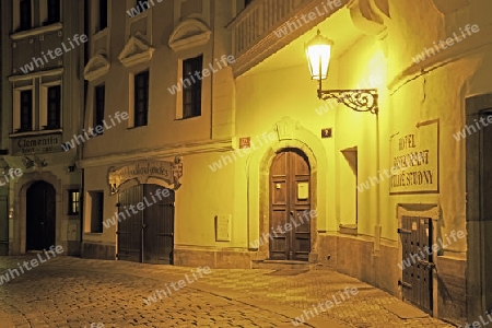 typische Gasse mit historischen Laternen bei Nacht, Kleinseite, Prag, Tschechien, Europa